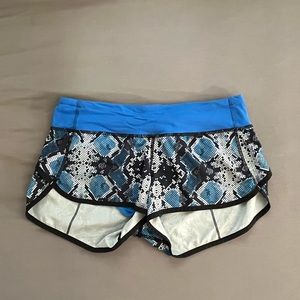 Lululemon Speed Up Low-Rise Lined Short 2.5" in blue snake print